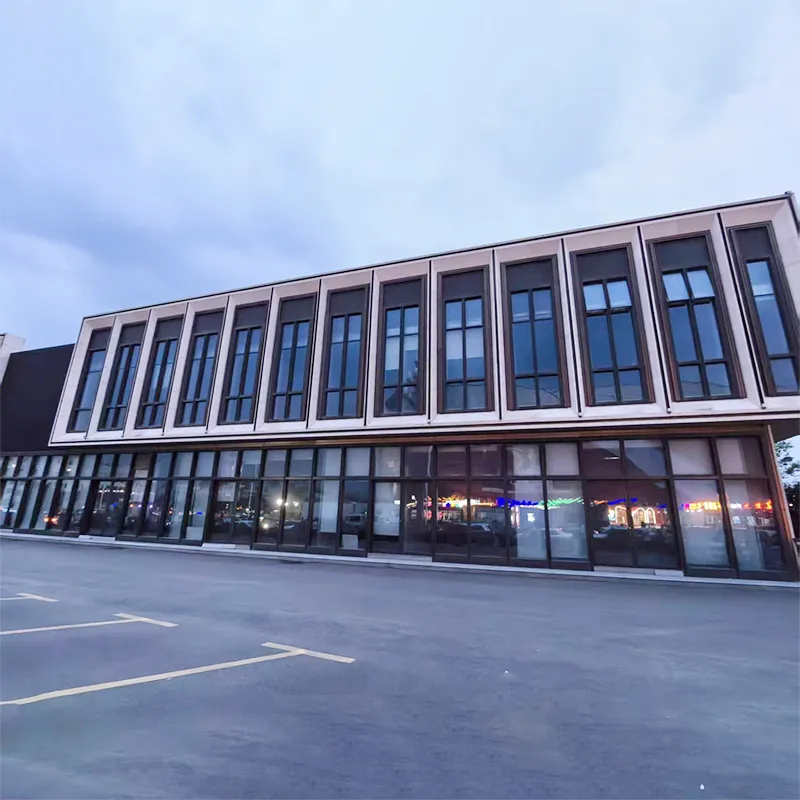 Що таке навісне скло і як воно може змінити сучасні комерційні будівлі